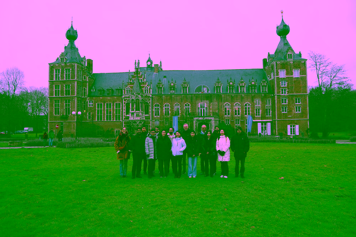 Group picture in front of castle